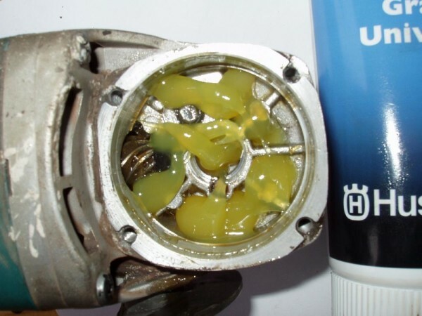 The addition of lubricant in the gearbox to increase the duration of "life" of a gear pair