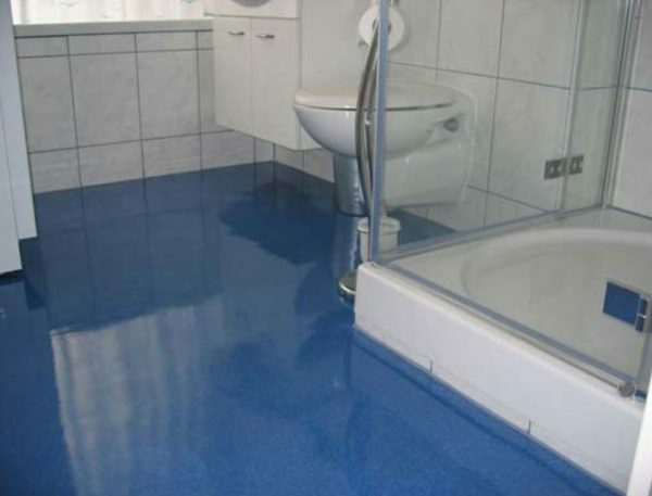 Self-leveling floor shines and reflects the surface - it helps to visually make the room above
