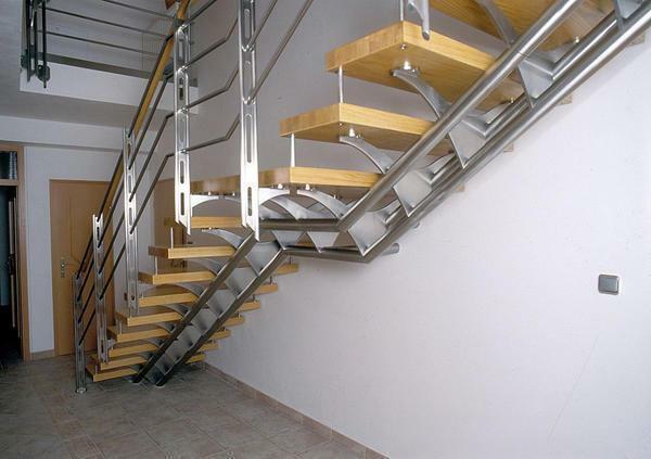 Prieš montuodami laiptais į kambarį, jums reikia apskaičiuoti iš anksto didžiausią apkrovą ir pasirinkti tinkamą dizainą
