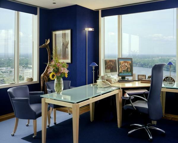 Kék háttérkép az irodaházban létrehoz egy termékeny módon, hogy a szükséges kényelmet a munkahelyen