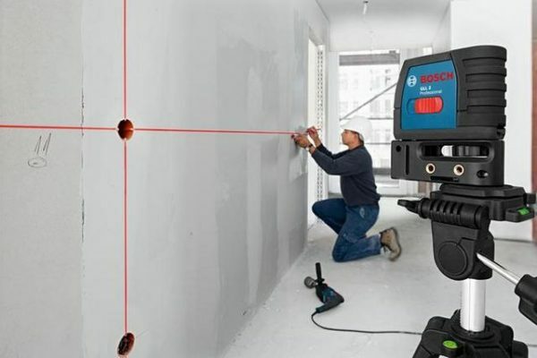 Laser används inte bara för märkning av byggnadskonstruktioner, men bidrar också till att exponera uttaget på samma nivå i hela rummet