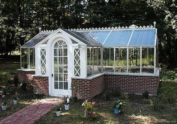 Glass greenhouses are built all over the world for more than a hundred years. Therefore, they can be safely called the classics of the greenhouse genre