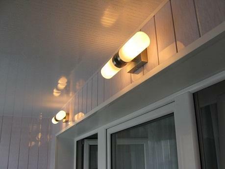 Provjerite balkon funkcionalniji može se postići ugradnjom njegovog osvjetljenja