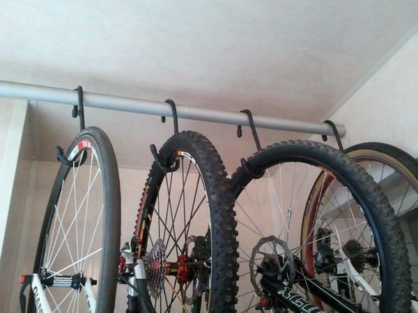 To date, there are excellent bicycle storage systems for the balcony, which are easily attached to the ceiling