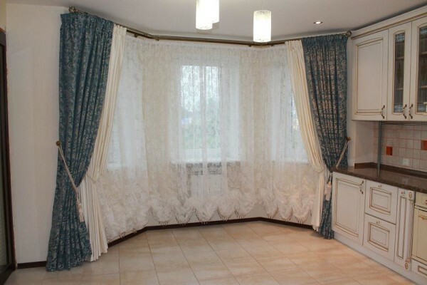 An example of using classic curtains for bay window