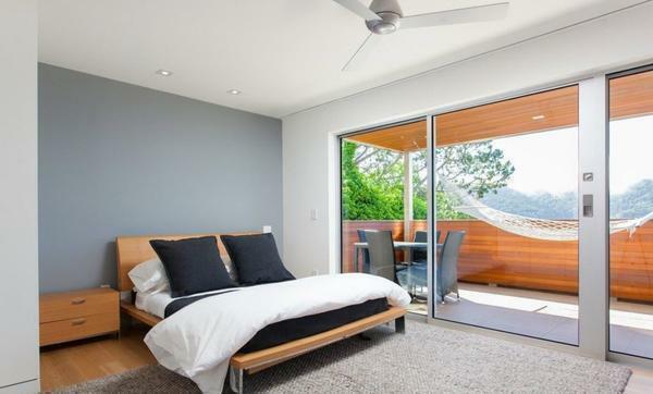 חדר שינה ומרפסת ניתן מסודרת עם עיצוב שיגרום להם הרמוני אחד עם השני
