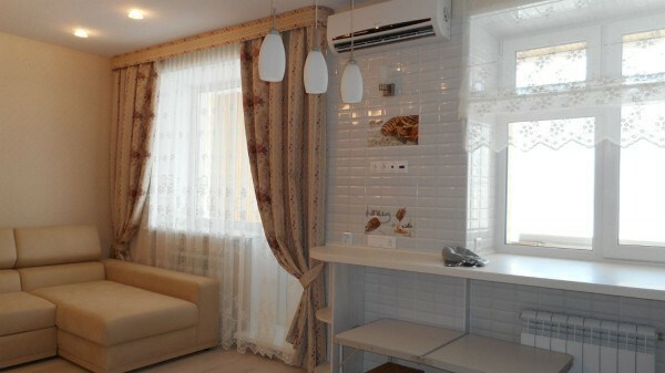 Dve okná v kuchyni, obývacia izba s odlišným dizajnom, ktorý zvýrazňuje rozdelenie do zón