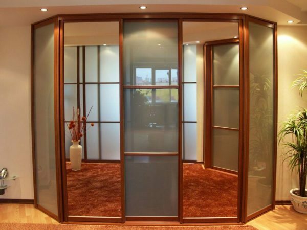 Option trapezoidal design built with mirrored doors.