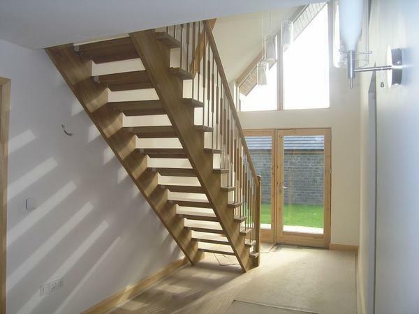 In order to get a practical and beautiful staircase to the second floor, experts recommend using only high-quality wood species