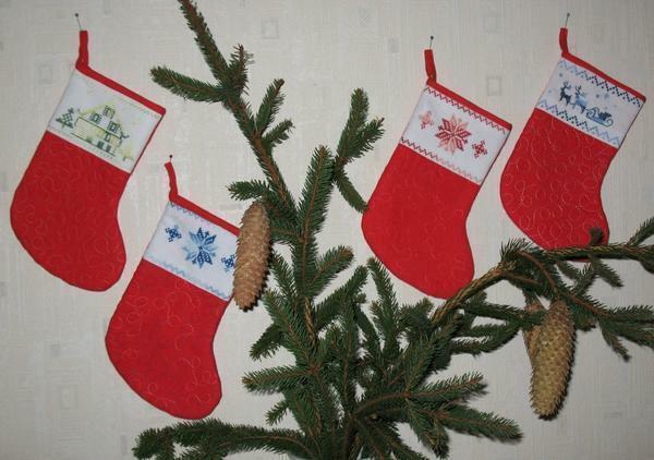 Ahhoz, hogy a ház kényelmes és mesés elég díszítjük díszes csizma ajándékokat vesz ki a karácsonyi hímzés kereszt