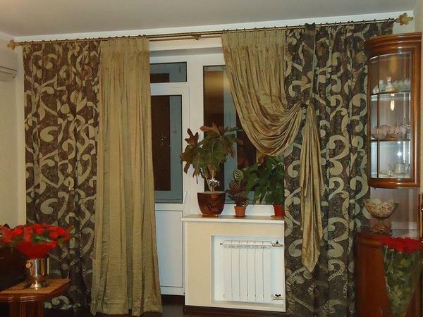 Závesy na oknách: obývacia izba a spálňa s balkónové dvere, fotografie, obývacej izby, krásne tylu na okná a žalúzie
