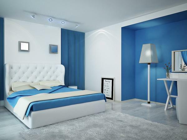 Eine ausgezeichnete Lösung für ein Schlafzimmer ist eine Kombination aus Blau und Weiß