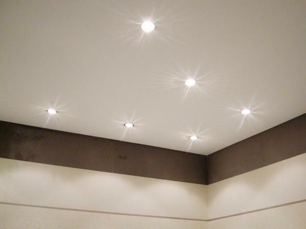 Opaca superficie del soffitto è perfettamente allineato imita controsoffitto in cartongesso