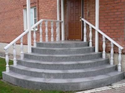 Betonski stepenice je pogodno za prijemni opreme u privatnoj kući zbog svoje čvrstoće i trajnosti