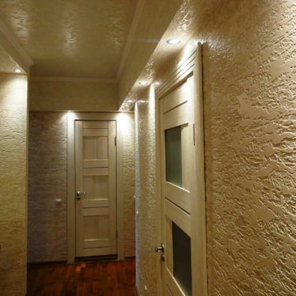 A simple, beautiful and relatively inexpensive option for finishing the ceiling in the corridor is decorative plaster