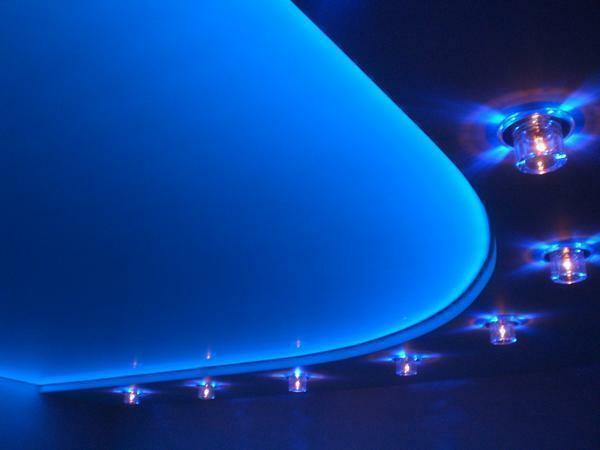 lâmpadas muitas vezes utilizados na regeneração de tectos falsos, criando uma iluminação ambiente suave