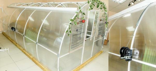 The opening roof of the greenhouse is best covered with polycarbonate. It is resistant to mechanical influences and changes in air temperature