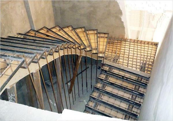 Monolithic reinforced stairs made of reinforced concrete are durable and reliable