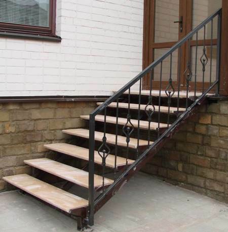 When choosing a staircase on the porch of the house, you must take into account the exterior of the house