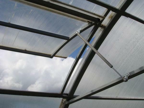 This device may well provide the ventilation of the greenhouse in your absence