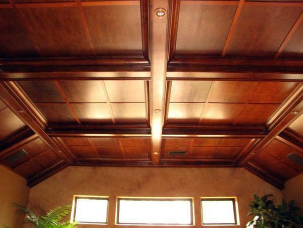 The ceiling on the cottage can be sewn, for example, with ceiling slabs of foam, wallpaper or panels