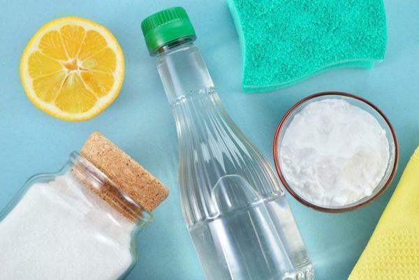 In the fight against mold and bad odor can help even simple but effective home remedies: baking soda, vinegar, lemon