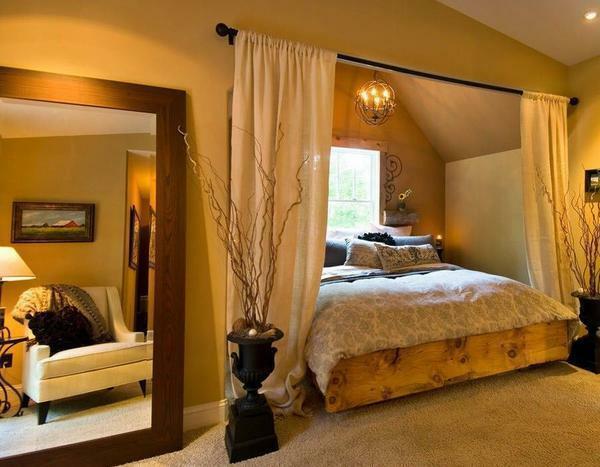Mange mennesker foretrækker at dele et værelse gardiner, fordi det er praktisk og smuk