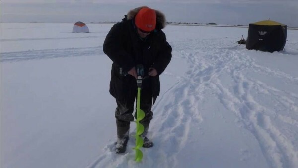 Drilling wells for winter fishing using a screwdriver