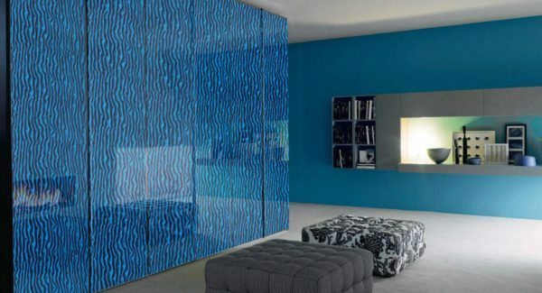 Decorated glass walls look original and modern