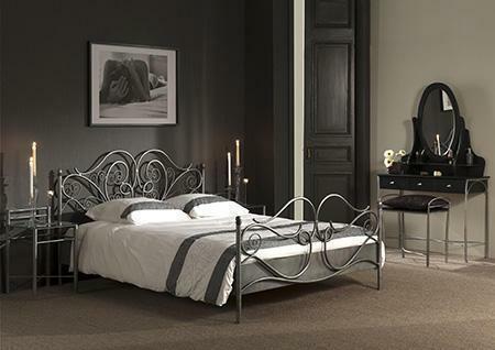 Postelja v notranjosti spalnici igra pomembno vlogo, zato je treba izbrati glede na celotni slog prostora