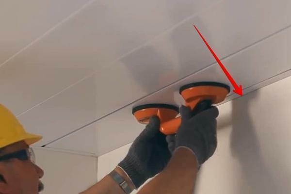 Hvordan at fastsætte plastik paneler på loftet montering og afmontering af PVC i videoen, hvordan og hvad at rette løse sidstnævnte, reparere deres egne hænder