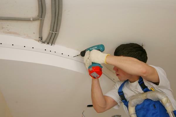 Para el montaje en techo es necesario preparar las herramientas y materiales especiales