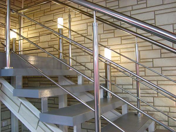 Padaryti arba pasirinkti metalo laiptais būtina atsižvelgiant į kambarį, kur ji bus įdiegta