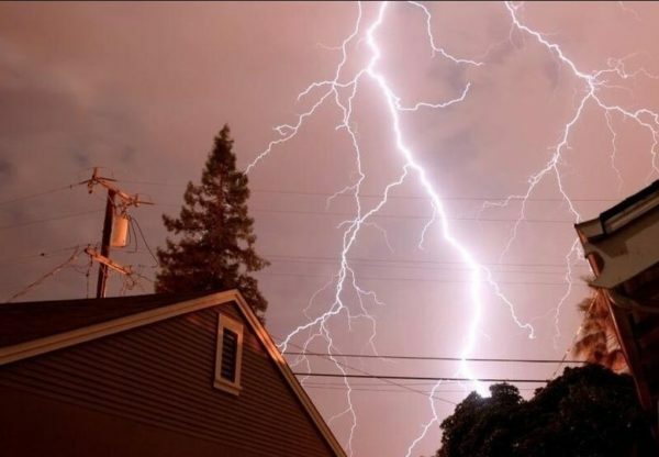Avoid lightning strikes practically impossible, but to minimize its effects - can be!