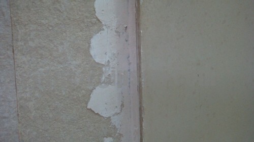 Gips-uneori lipici la pereți, în cazul în care acestea sunt suficient de netede.