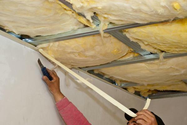 Til mineraluld isolering af loftet i huset på indersiden, mere rationelt at købe et varmelegeme i form af plader