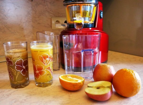 Screw the unit does not heat the juice squeezed out, as does the centrifugal juicer, so retains its vitamin value
