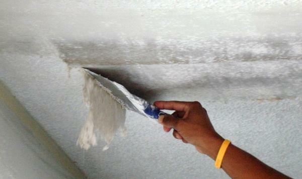 Prima di installare il sistema senza cornice è necessario pulire la superficie del soffitto del vecchio stucco