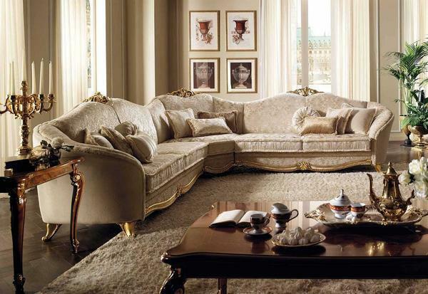 Sudut sofa, dibuat dalam gaya klasik, tampak hebat dalam kombinasi dengan banyak bantal