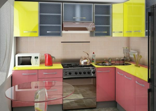 Kaca furnitur dan fasad mencerminkan headset ringan untuk dapur kecil - solusi optimal, visual menambah ruang
