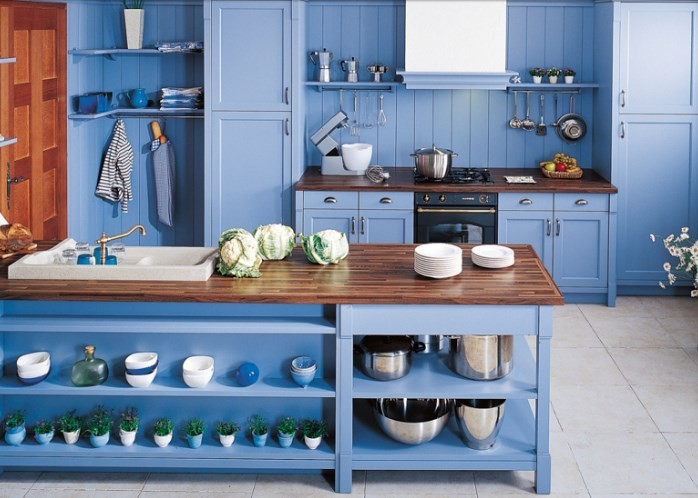 Modrý nábytek ve stylu country kuchyně
