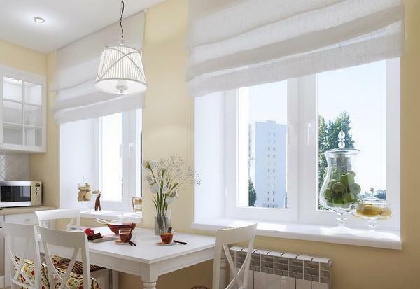 A konyhában két ablak kap elég napfényt