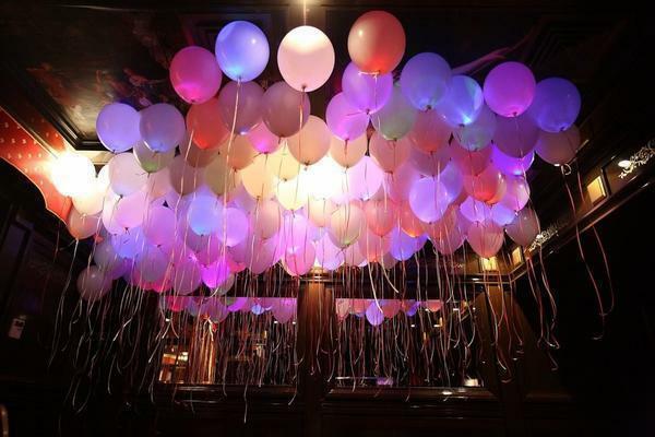 Criativamente decorar a sala pode ser iluminado balões com hélio