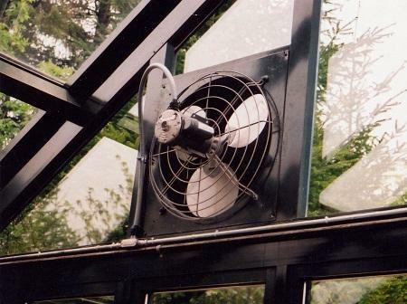 Ventilatori siltumnīcās var atšķirties biezuma un izmēra