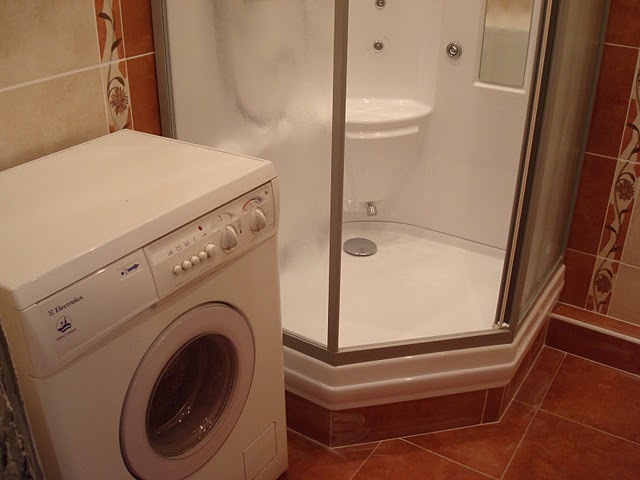 Dizainas vonios kambarys su dušo kabina: interjero mažas kambarys