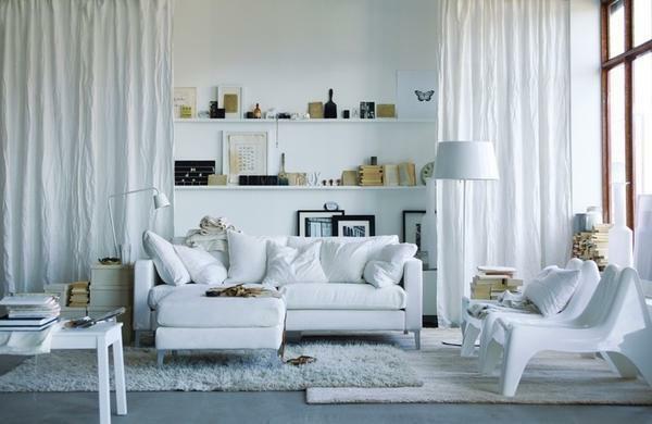 Külaliste tuba valget värvi aitab visuaalselt laiendada ruumi toas