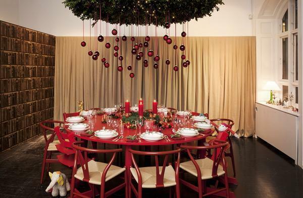 Genialna rešitev je uporaba božičnih igrač visi okrasno rastlino na praznični mizi