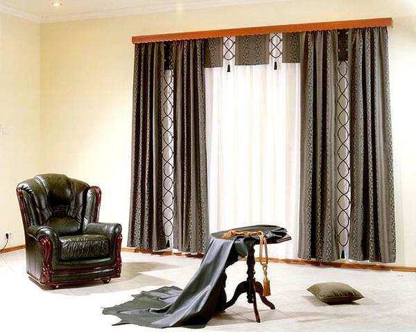 Nočné závesy v obývacej izbe môžu byť použité, ak je okná s výhľadom na slnečnej strane