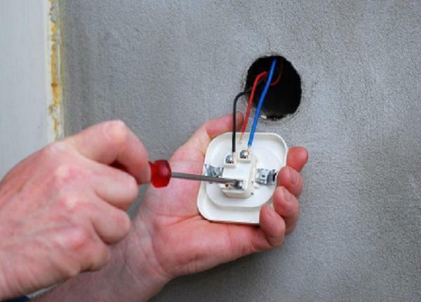 No se olvide de la seguridad - antes del trabajo, desconectar la energía eléctrica, quitar los tapones, interruptores, aislar cables