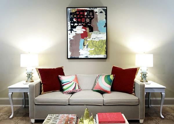 Ak chcete zavesiť obraz vo vašom obývacej izbe, mali by ste zvážiť nielen osobného vkusu, ale aj farby a štýl miestnosti